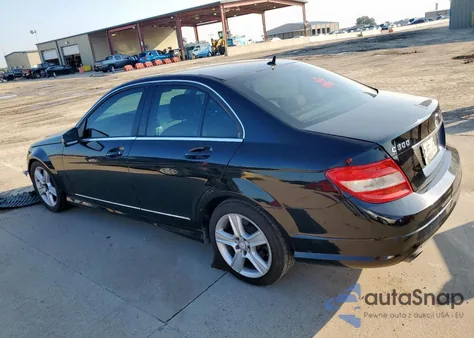 2010 Mercedes-Benz C 300 z USA, uszkodzony, nr VIN WDDGF5EBXAR109282